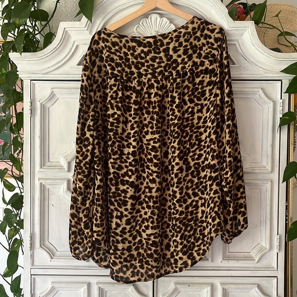 5 for $25! Torrid Leopard Print V Neck Keyhole Top with Cuffed Sleeves Size 2X. - Picture 3 of 9